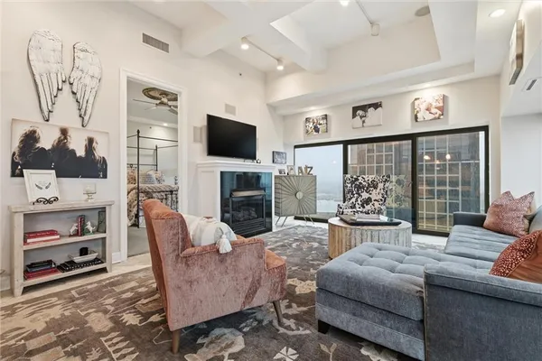 $429,000 | 1101 Walnut Street, Unit 1707, Kansas City, MO 64106