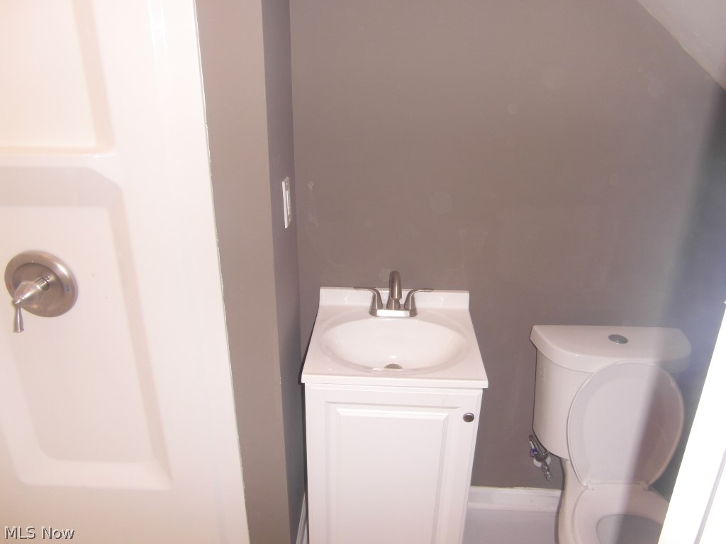 1222 Castleton Road Cleveland, OH 44121 - Photo 25 of 32 full bathroom #3 in suite