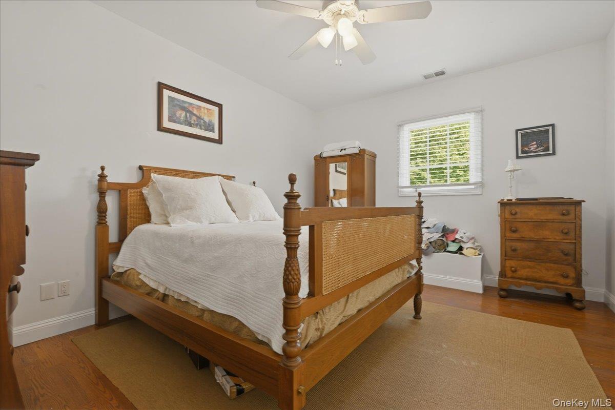 31 Cornwall Lane Sands Point, NY 11050 - Photo 31 of 49 a bed room with a bed and a tv