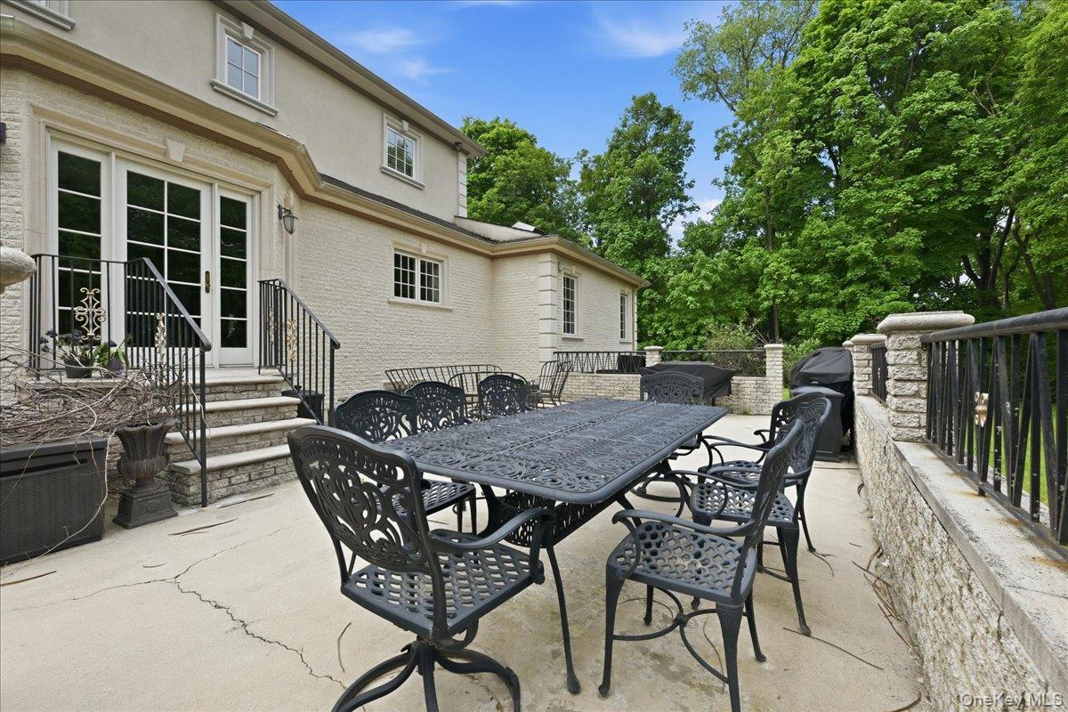 31 Cornwall Lane Sands Point, NY 11050 - Photo 40 of 49 a backyard of a house with table and chairs