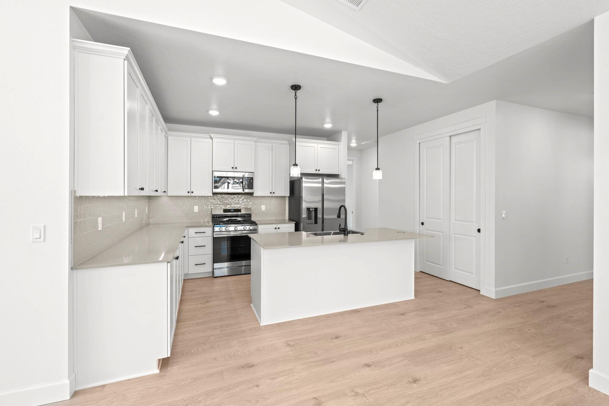 2907 Northeast Wells Acres Road, Unit 12 Bend, OR 97701 - Photo 6 of 24 Light and bright Gourmet kitchen area