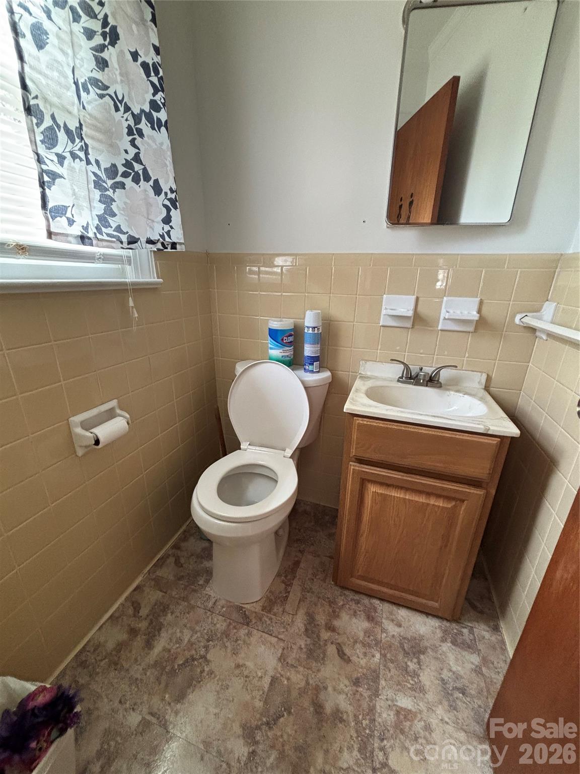 503 9th Avenue Southwest Conover, NC 28613 - Photo 27 of 39 a bathroom with a toilet sink and mirror