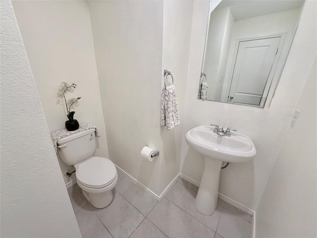 201 Boxberry Way Princeton, TX 75407 - Photo 9 of 24 a bathroom with a sink toilet and a mirror