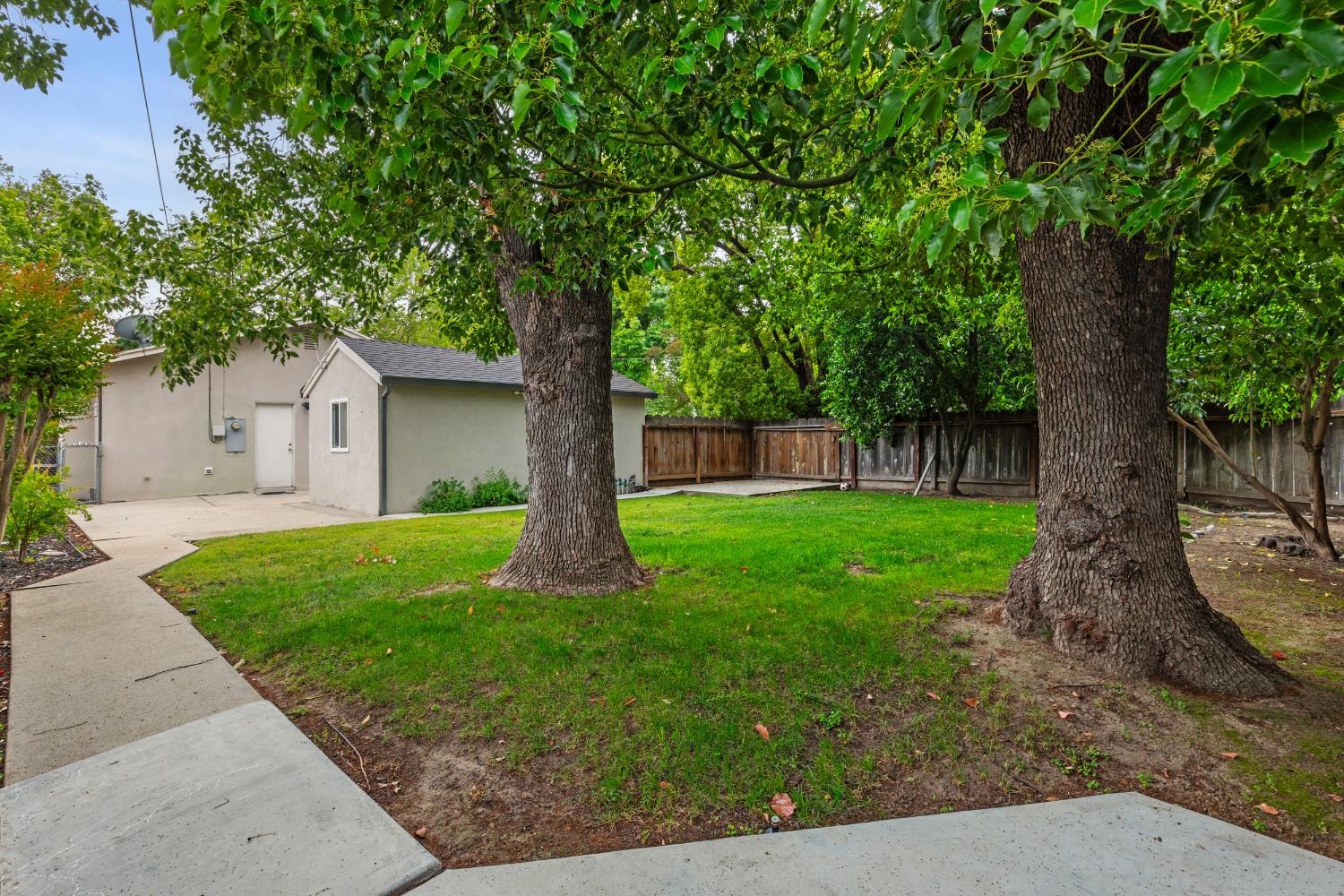 550 Bell Street Turlock, CA 95380 - Photo 23 of 36 a front view of a house with garden