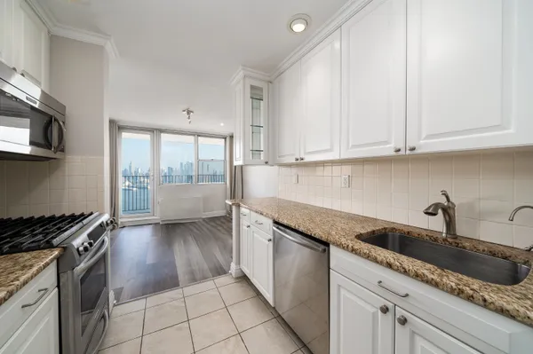 $3,700 | 6040 Boulevard East, Unit PH 34C, West New York, NJ 07093