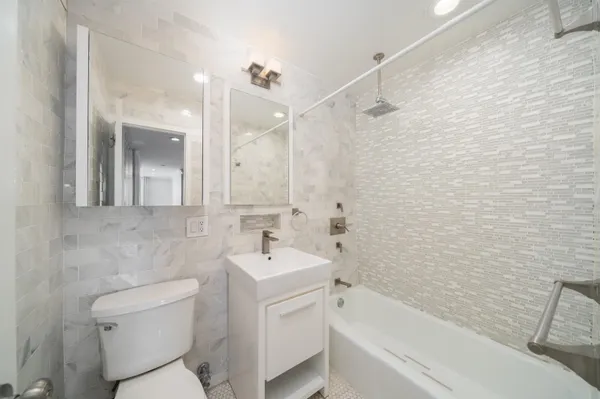 $3,700 | 6040 Boulevard East, Unit PH 34C, West New York, NJ 07093