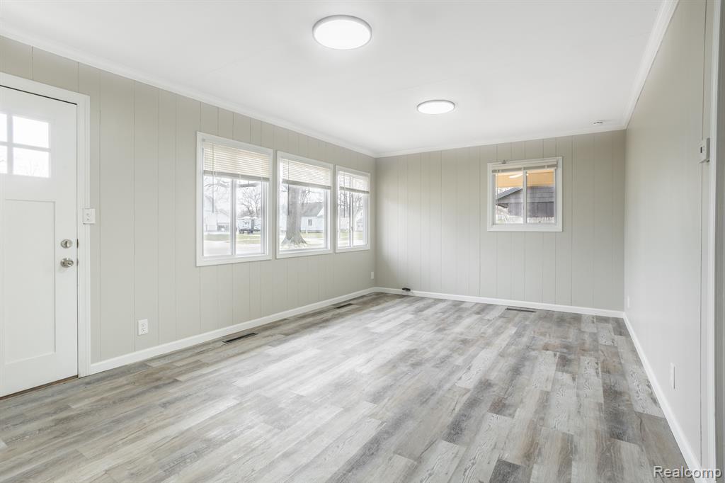 2353 Riverside Drive Port Huron, MI 48060 - Photo 5 of 23