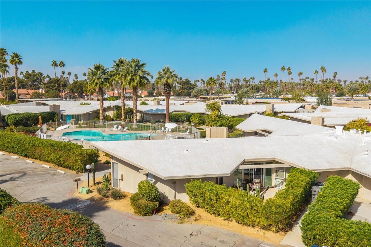 37800 Da Vall Drive, Unit 1 Rancho Mirage, CA 92270 - Photo 32 of 36 a view of a swimming pool and a yard