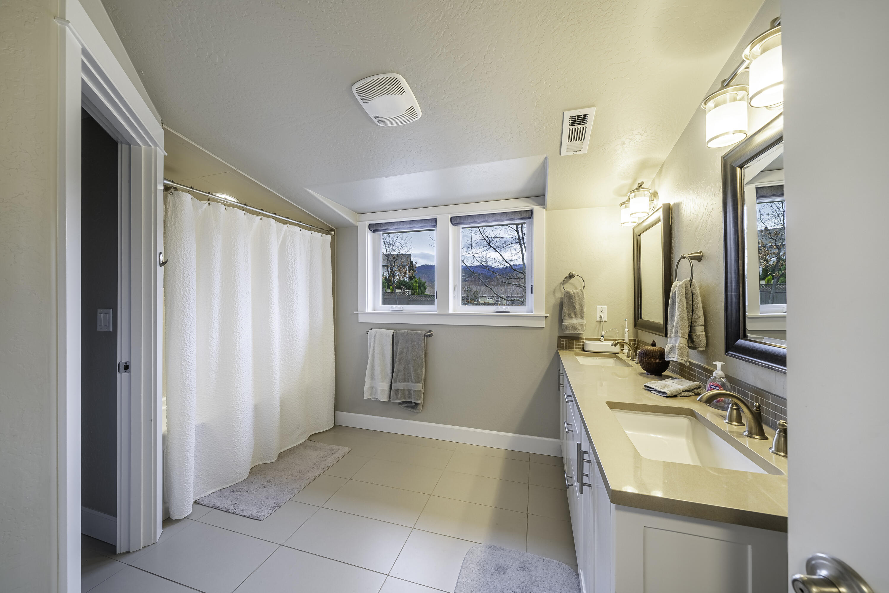 946 Stone Ridge Avenue Ashland, OR 97520 - Photo 25 of 26 DSC06400-Edit