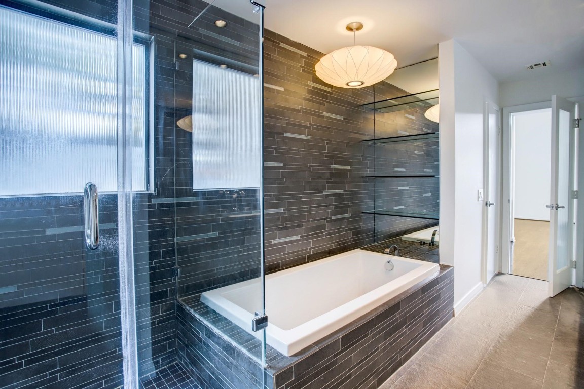1417 Harold Street, Unit B Houston, TX 77006 - Photo 18 of 28 Primary ensuite with inviting soaking tub and frameless shower.