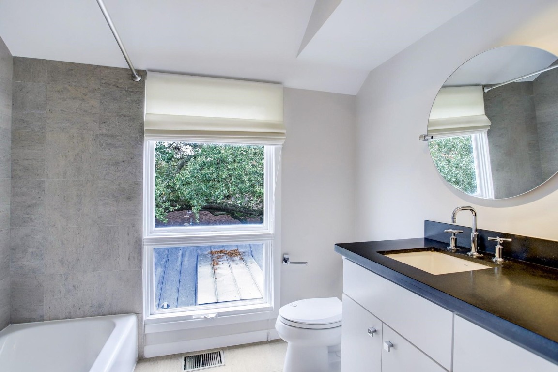 1417 Harold Street, Unit B Houston, TX 77006 - Photo 25 of 28 Another view of the full bath with tub/shower combo.