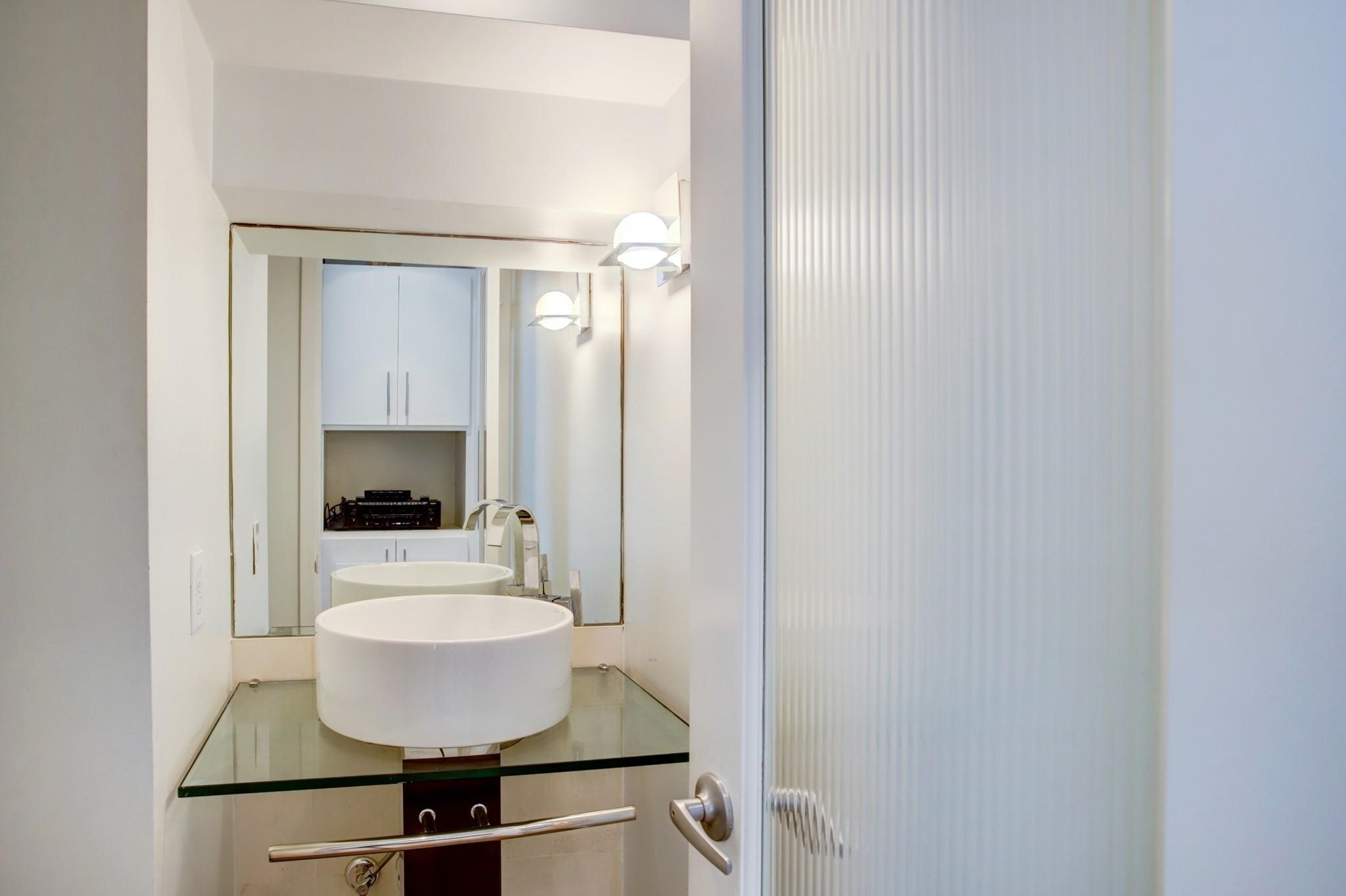 1417 Harold Street, Unit B Houston, TX 77006 - Photo 6 of 28 Convenient first floor powder room.