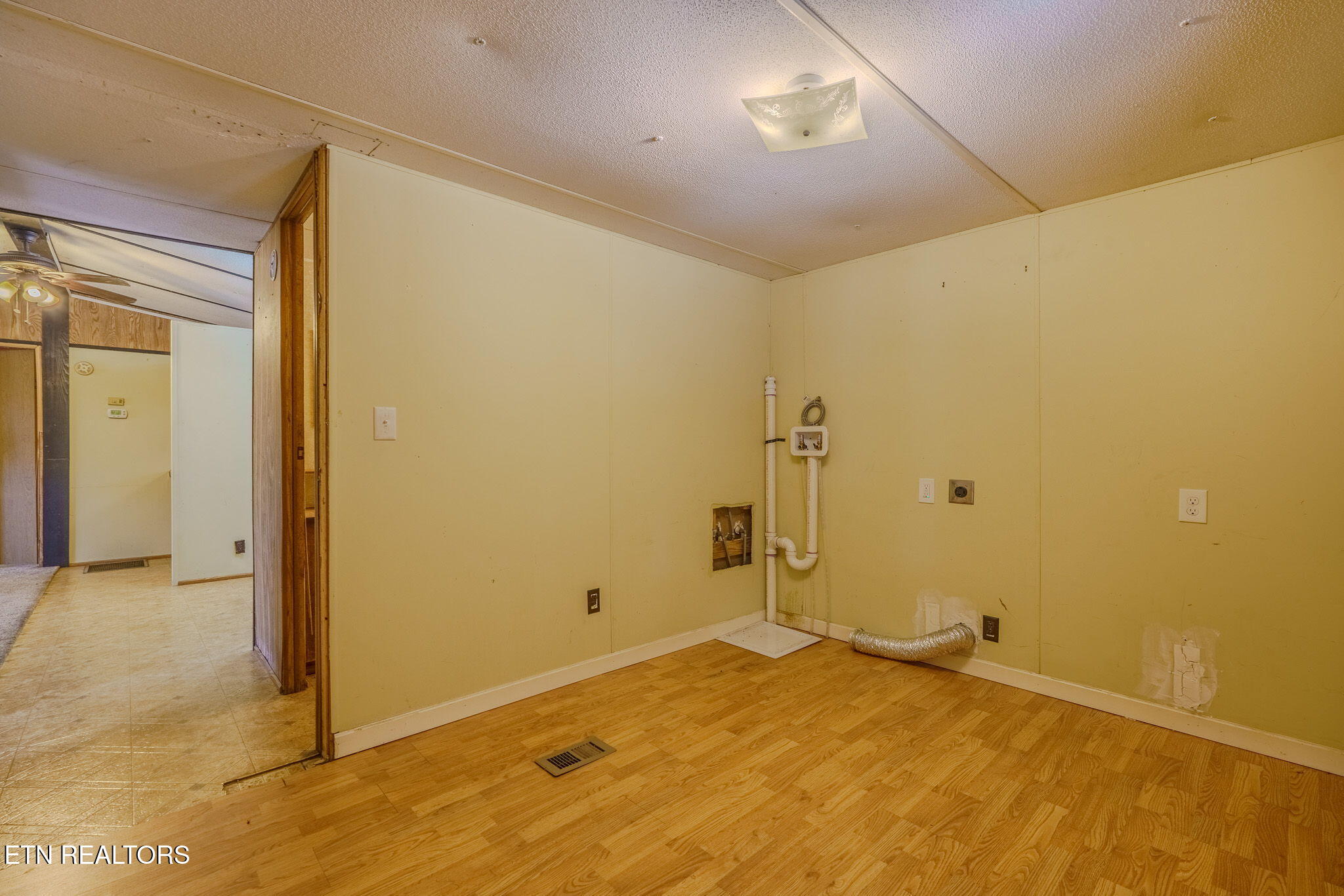 1710 Estes Road Loudon, TN 37774 - Photo 15 of 27 Has walk in closet