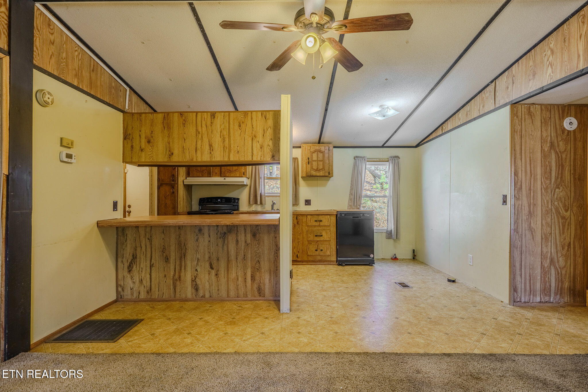 1710 Estes Road Loudon, TN 37774 - Photo 3 of 27 Breakfast Bar