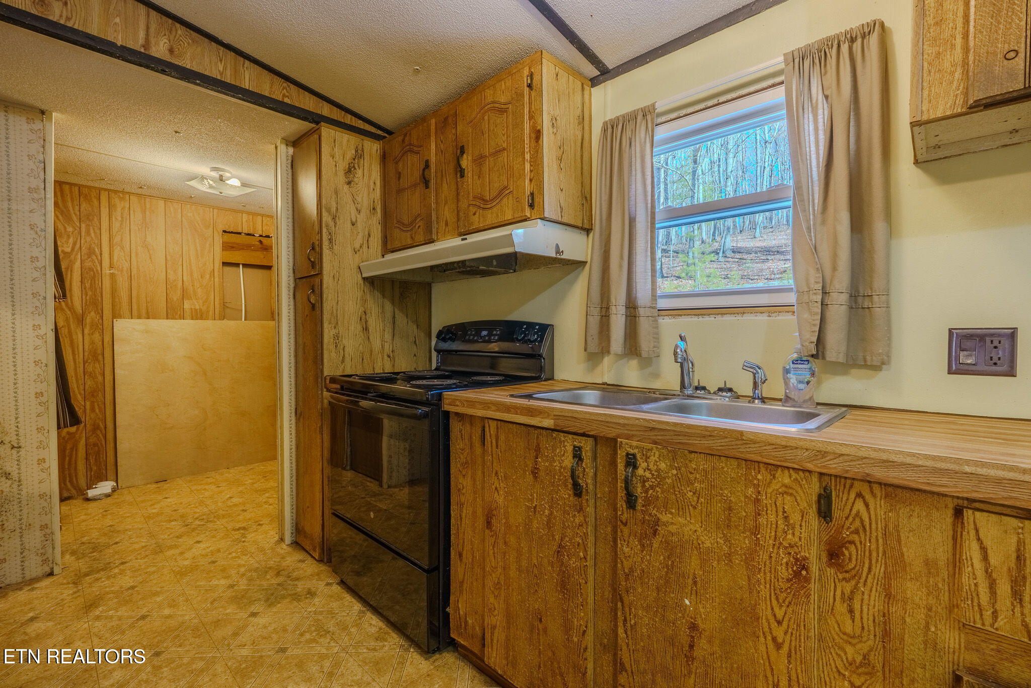 1710 Estes Road Loudon, TN 37774 - Photo 5 of 27 The space is here, what could it be.