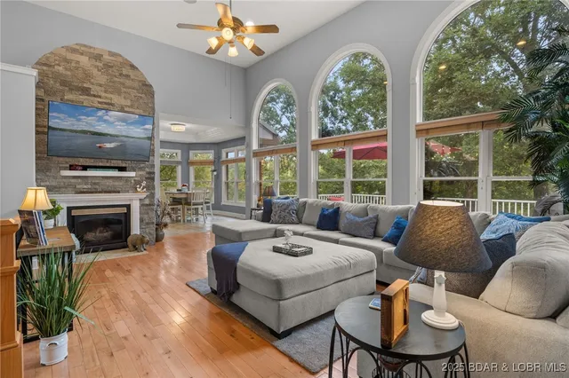 $949,900 | 228 East Lake Court, Sunrise Beach, MO 65079