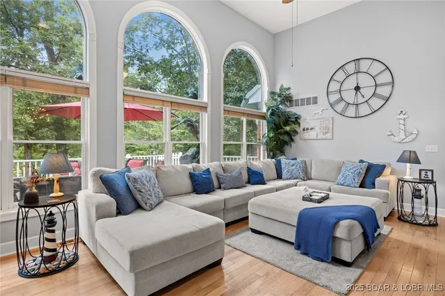 $949,900 | 228 East Lake Court, Sunrise Beach, MO 65079