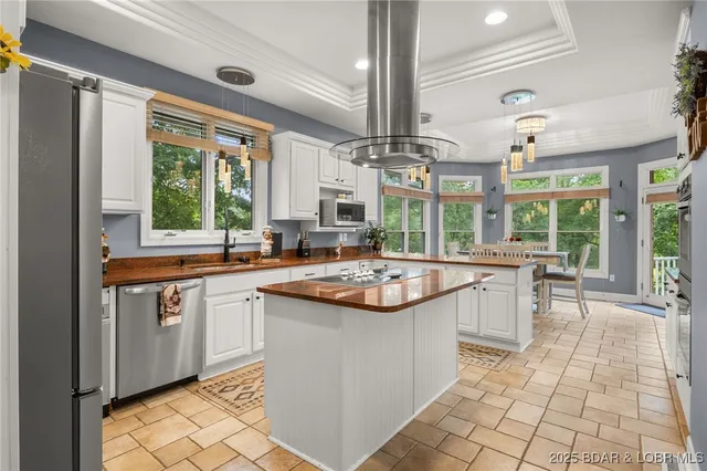 $949,900 | 228 East Lake Court, Sunrise Beach, MO 65079