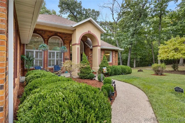 $949,900 | 228 East Lake Court, Sunrise Beach, MO 65079