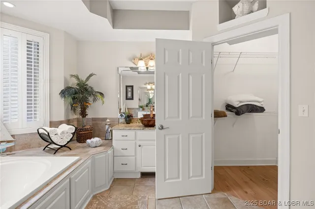 $949,900 | 228 East Lake Court, Sunrise Beach, MO 65079