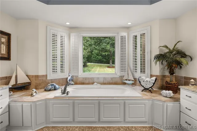 $949,900 | 228 East Lake Court, Sunrise Beach, MO 65079