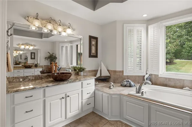 $949,900 | 228 East Lake Court, Sunrise Beach, MO 65079