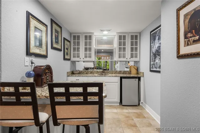 $949,900 | 228 East Lake Court, Sunrise Beach, MO 65079