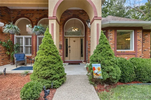 $949,900 | 228 East Lake Court, Sunrise Beach, MO 65079
