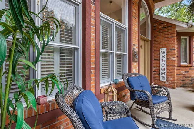 $949,900 | 228 East Lake Court, Sunrise Beach, MO 65079