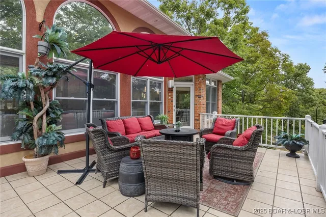 $949,900 | 228 East Lake Court, Sunrise Beach, MO 65079