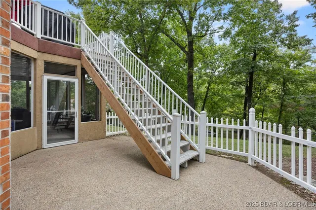 $949,900 | 228 East Lake Court, Sunrise Beach, MO 65079