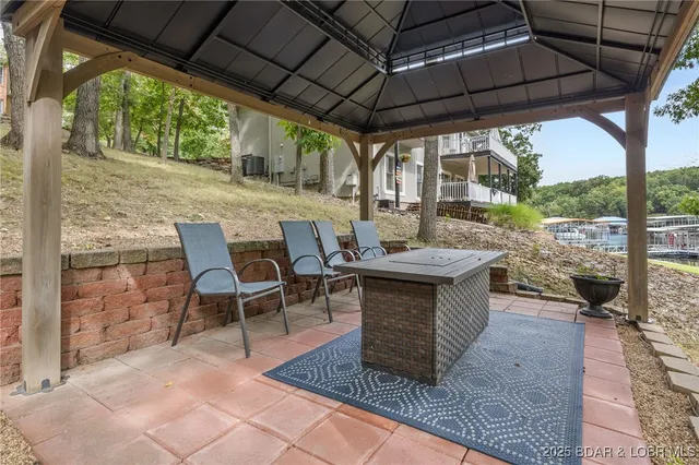 $949,900 | 228 East Lake Court, Sunrise Beach, MO 65079