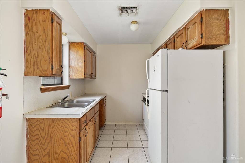201 Fresno Avenue Roma, TX 78584 - Photo 6 of 20 a utility room with window washer and dryer