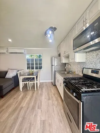 $1,950 | 18002 Collins Street, Encino, CA 91316