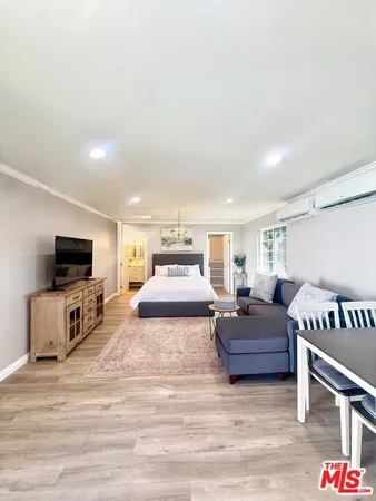 $1,950 | 18002 Collins Street, Encino, CA 91316