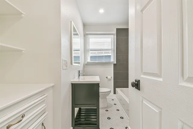 a view of back yard of the house