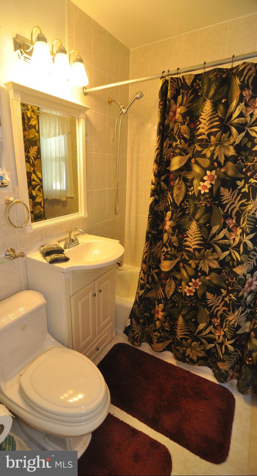 1926 Griffith Road Falls Church, VA 22043 - Photo 17 of 29 Bath