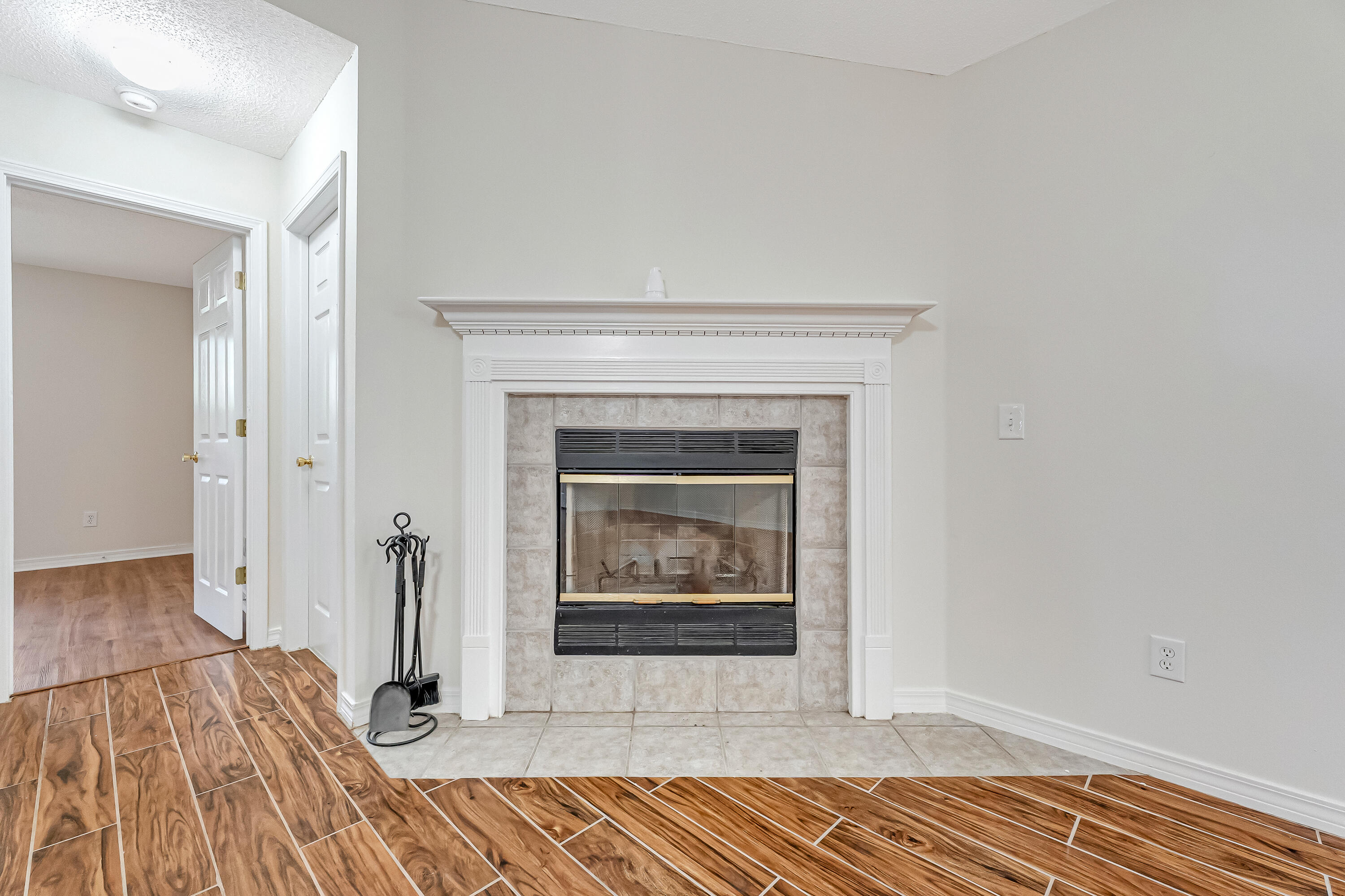 427 Hatchee Drive Crestview, FL 32536 - Photo 11 of 77 WOOD BURNING FIREPLACE