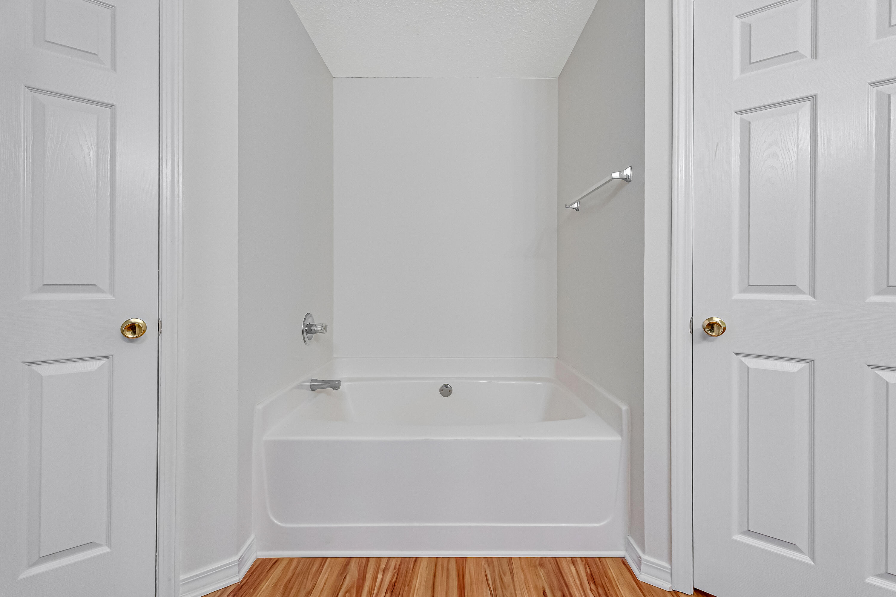 427 Hatchee Drive Crestview, FL 32536 - Photo 36 of 77 MASTER BATHROOM SOAKING TUB