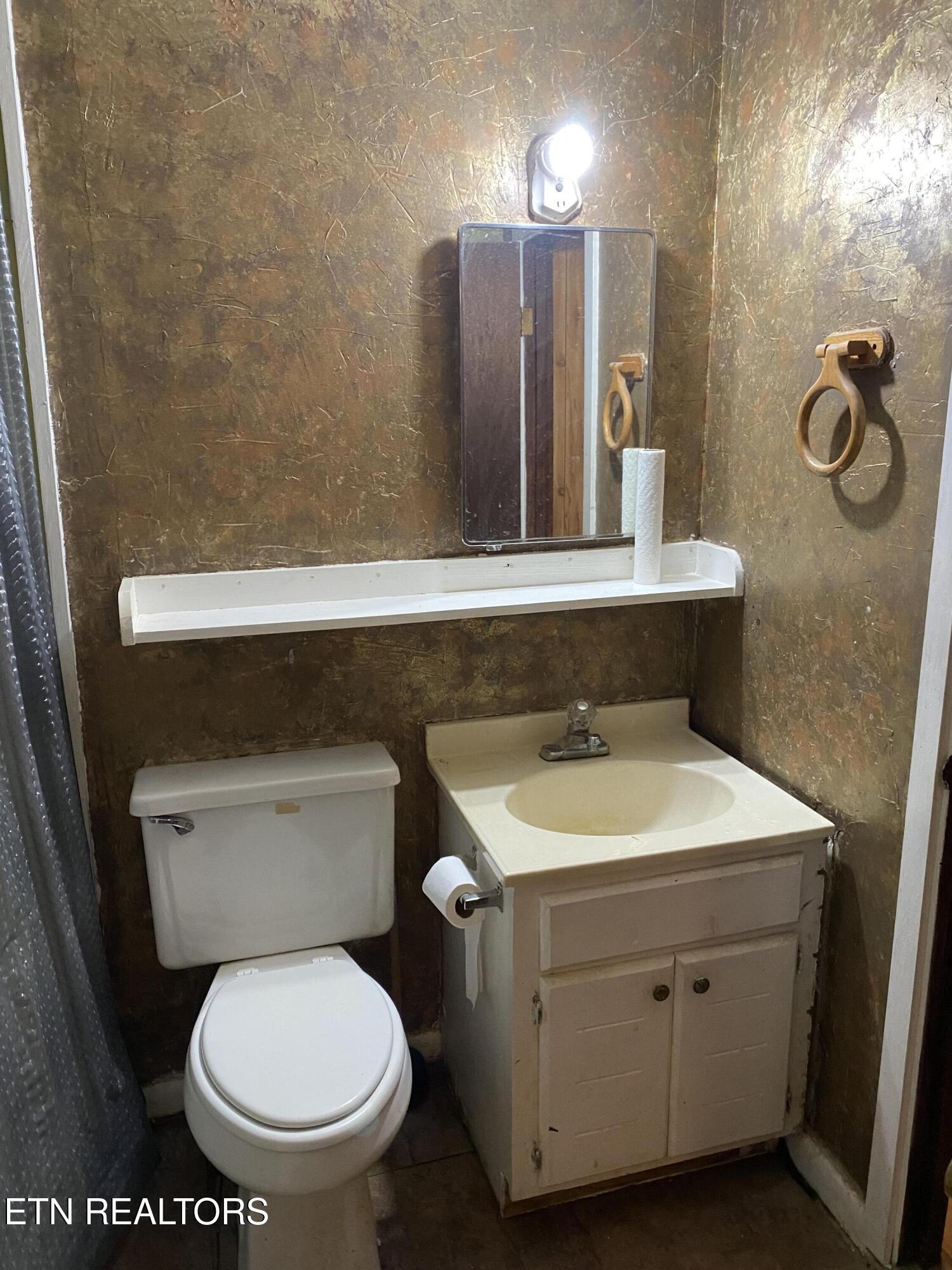 136 Lawton Road Oak Ridge, TN 37830 - Photo 12 of 33 Jack and Jill Bathroom 1a