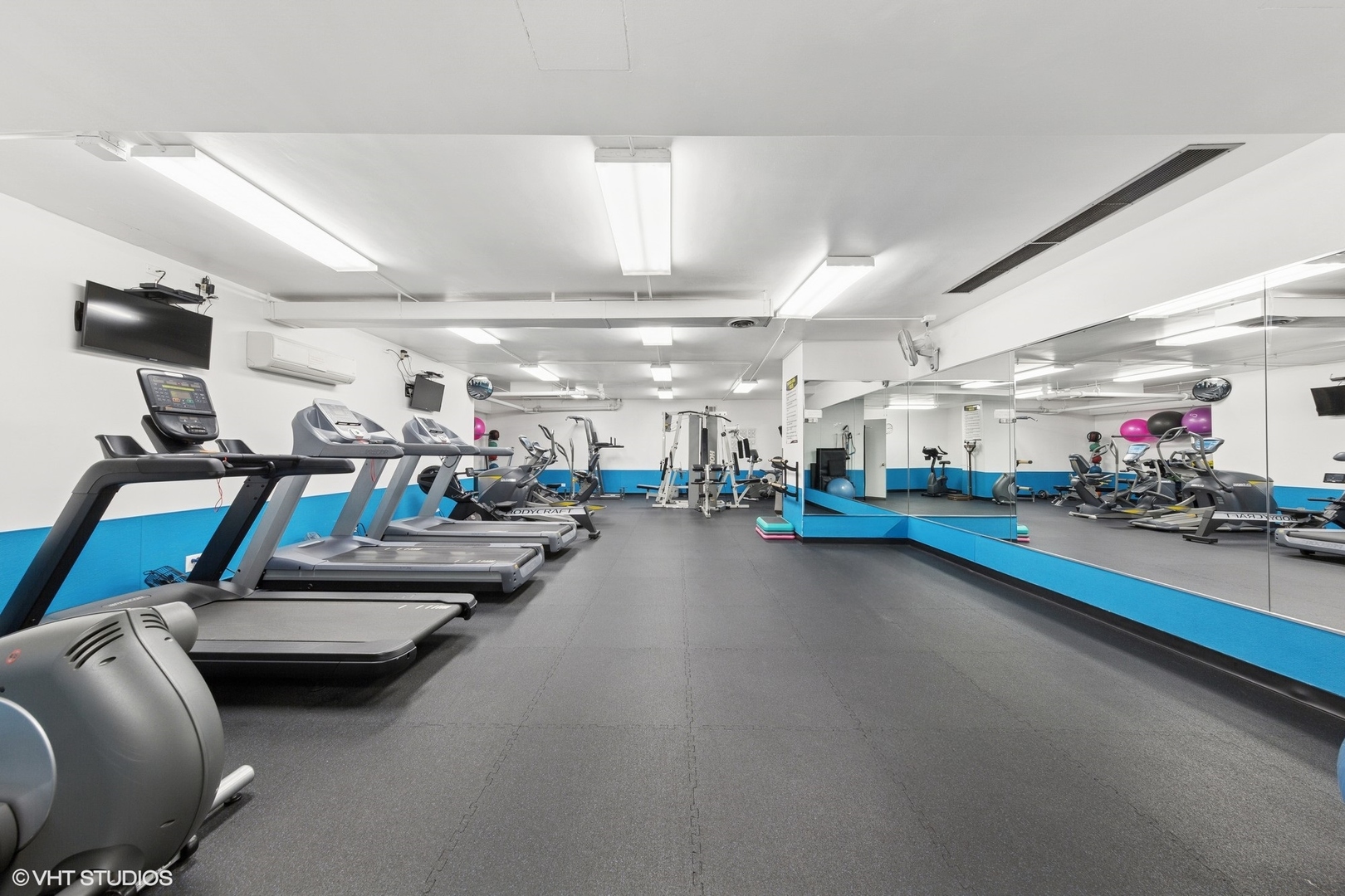 3150 North Lake Shore Drive, Unit 27F Chicago, IL 60657 - Photo 28 of 31 a view of a room with gym equipment
