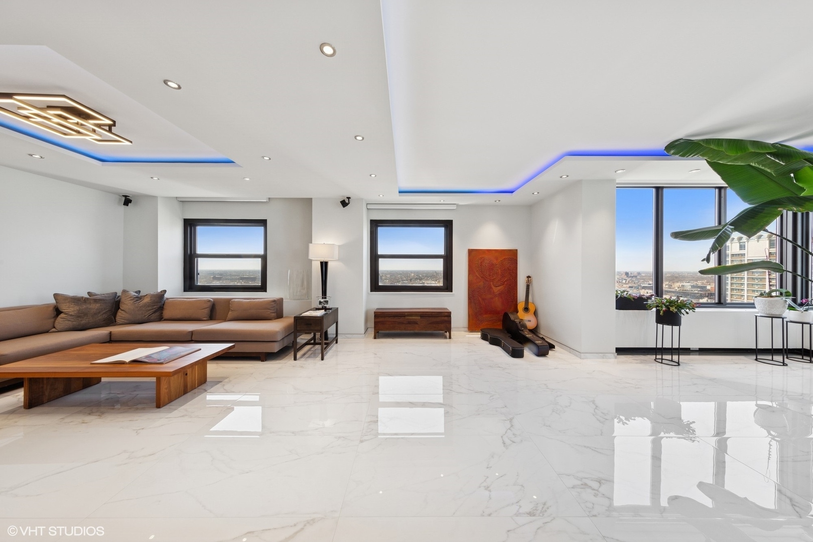 3150 North Lake Shore Drive, Unit 27F Chicago, IL 60657 - Photo 4 of 31 a living room with furniture and a lamp