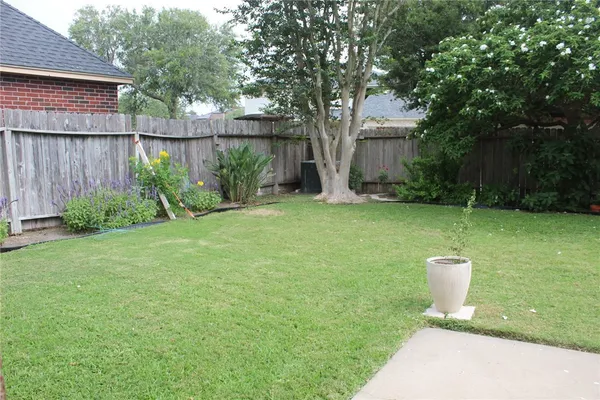 a view of a back yard of the house and green space