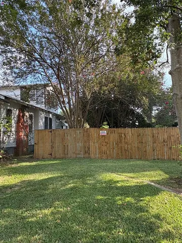 a view of a back yard