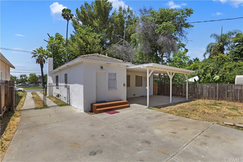 6650 Palm Avenue Riverside, CA 92506 - Photo 20 of 20 a view of backyard with a patio and a garden