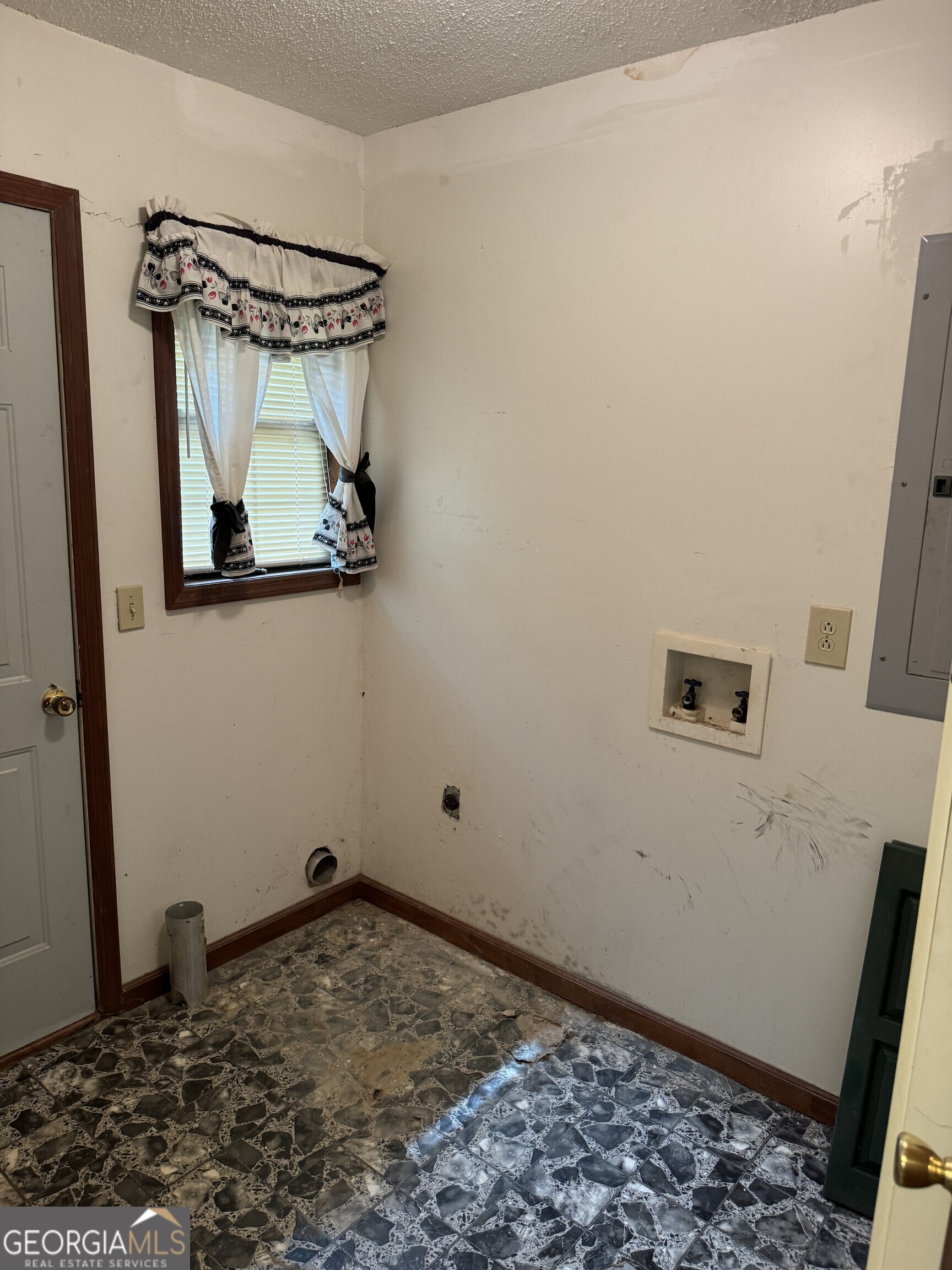 1936 Cedar Grove Road Soperton, GA 30457 - Photo 12 of 43 a room with a wooden floor and a window