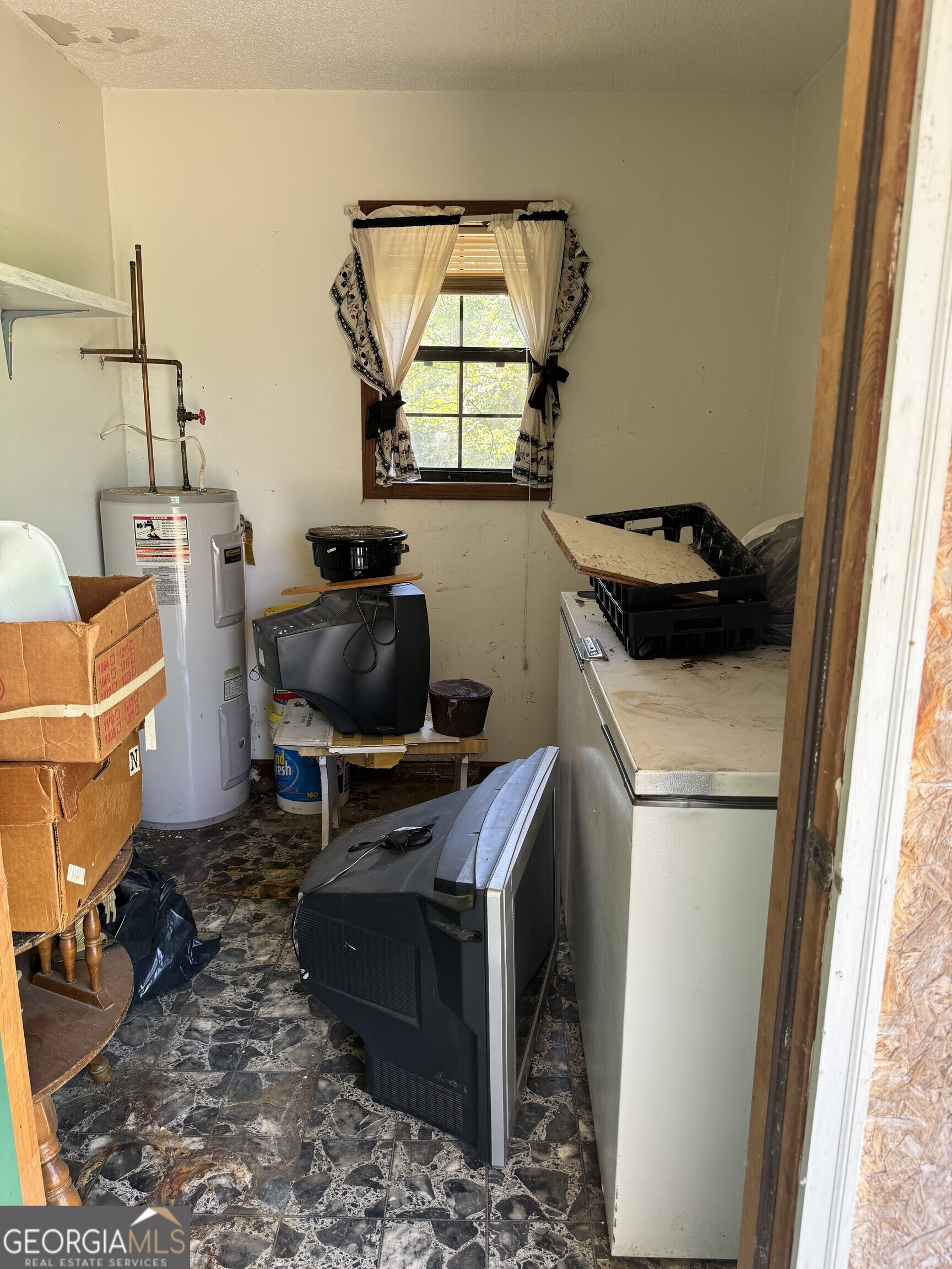 1936 Cedar Grove Road Soperton, GA 30457 - Photo 15 of 43 a workspace with furniture and a window