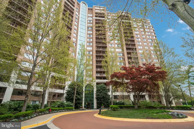 $2,100 | 10101 Grosvenor Place, Unit 211, Rockville, MD 20852