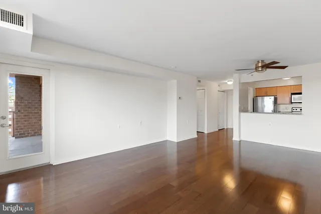 $2,100 | 10101 Grosvenor Place, Unit 211, Rockville, MD 20852