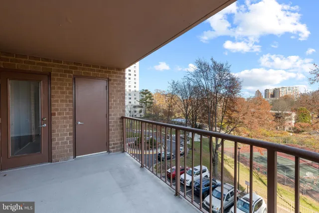 $2,100 | 10101 Grosvenor Place, Unit 211, Rockville, MD 20852